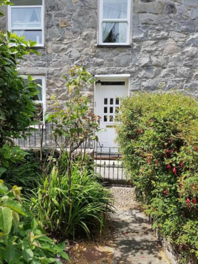 Lovely modern cottage, in Trefor village located near beach